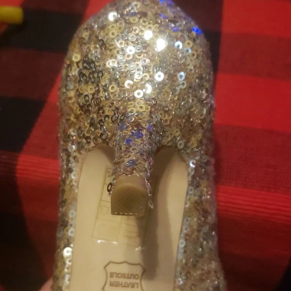 White House Black Market champagne gold sequined heels - Picture 5 of 7